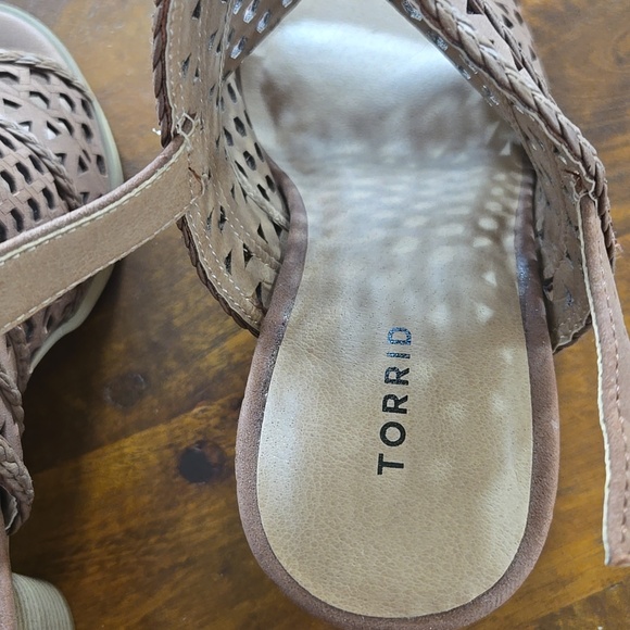 NWOT Torrid Tan Cutout Block Heel Sandals Size 7.5 Wide - Picture 10 of 11